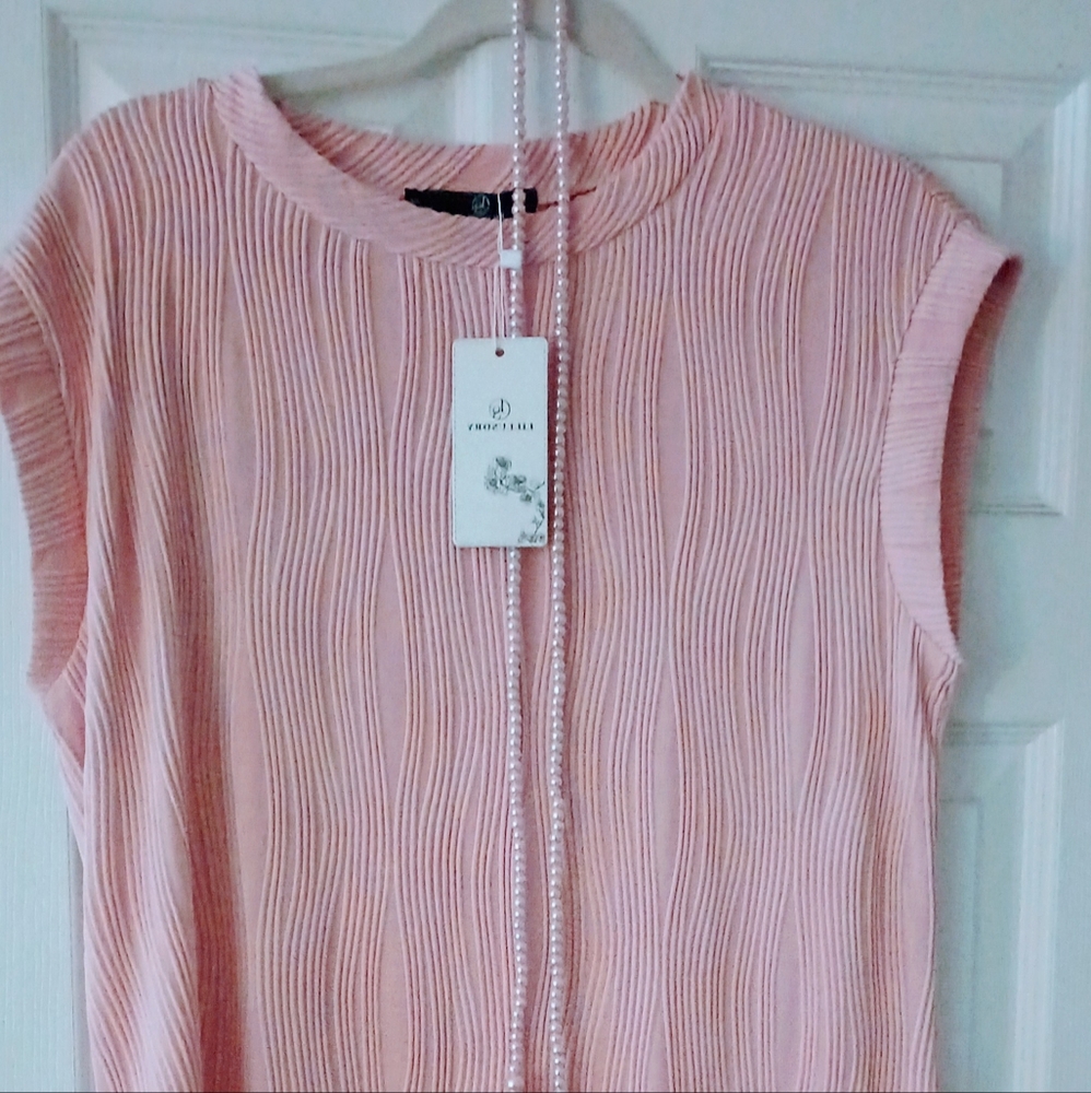 Illusory short sleeve stretch knit top with 36" pink pearls. Size M.